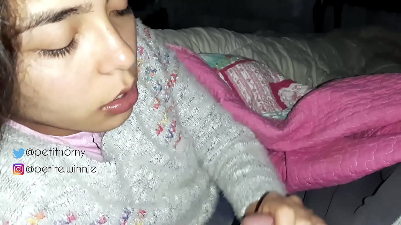 میں اپنے شوہر کا تمام جمع شدہ دودھ نگل لیتی ہوں - کمرہ کے ساتھ زبان دکھاتی ہوں