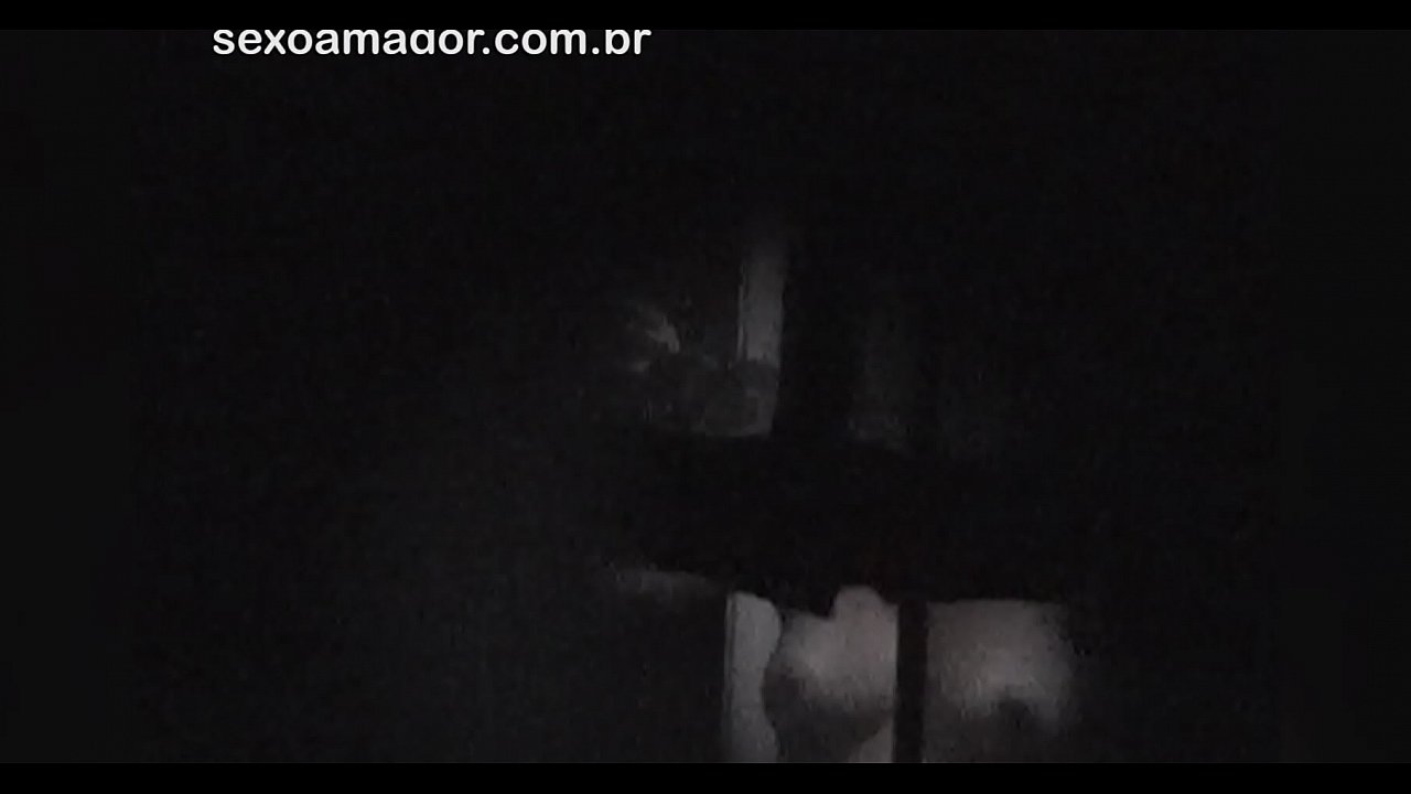 بلونڈی کو کھوکھلی اینٹوں کے پیچھے چھپے محلے کے ایک voyeur نے خفیہ طور پر ویڈیو ٹیپ کر لی